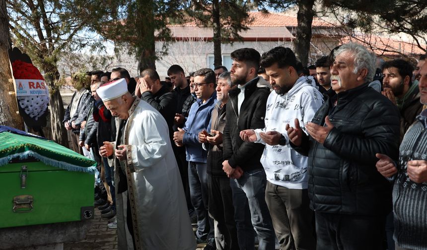 Nevşehir'de Kayalıklardan Düşerek Yaşamını Yitiren Genç Kız Son Yolculuğuna Uğurlandı