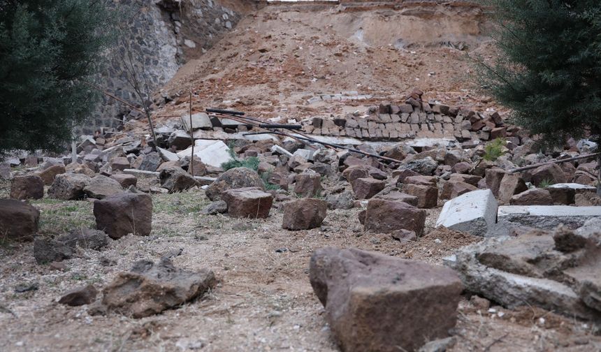 Nevşehir'de 15 Metre Yüksekliğindeki İstinat Duvarı Çöktü