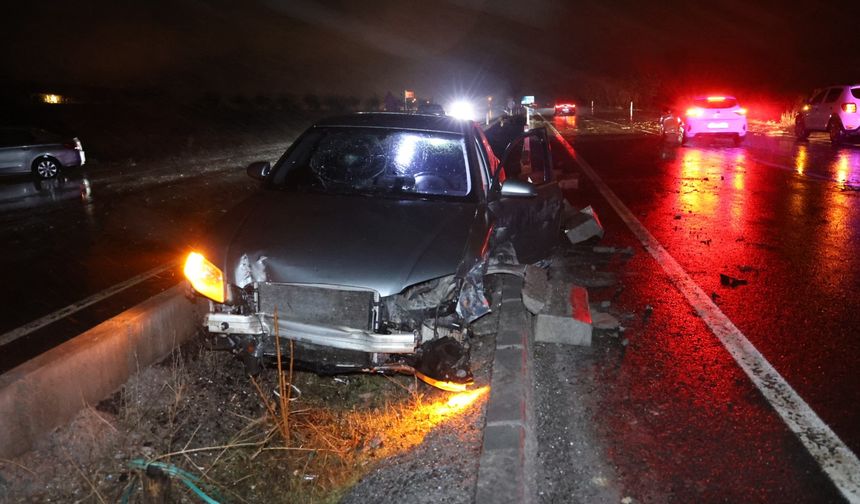 Nevşehir’de Su Birikintisine Giren Otomobil Refüje Düştü: 1 Yaralı