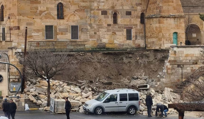 Nar Camiî Kebir’in İstinat Duvarı Çöktü
