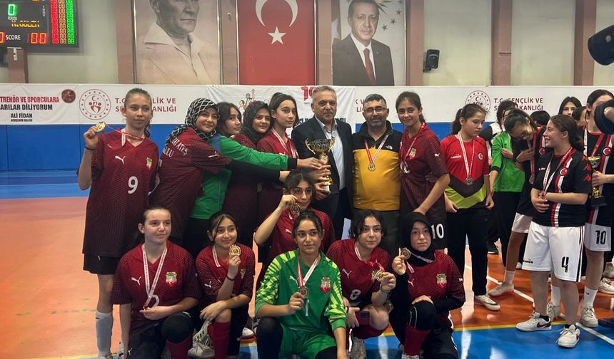 Boğaz Şehit Murat Ateş Ortaokulu Kız Yıldız Futsal Takımı 6 Maçta 35 Gol İle Nevşehir Şampiyonu Oldu