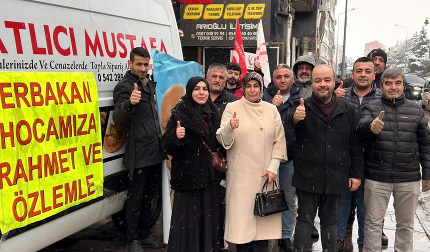 Yeniden Refah Partisi Nevşehir’de Merhum eski Başbakan Necmettin Erbakan'ın Vefât Yıl Dönümünde Lokma Dağıttı