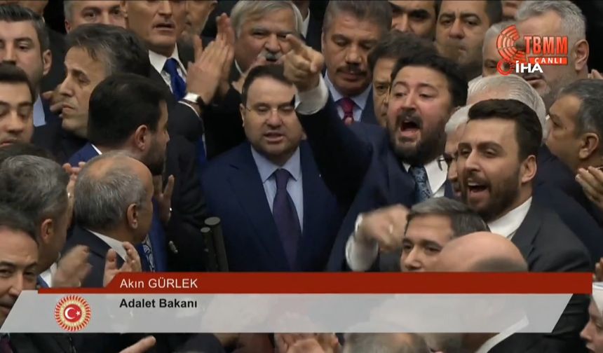 Milletvekili Emre Çalışkan TBMM’de Adalet Bakanı Akın Gürlek’in Yemin Töreninde Yaşanan Gerginlikte Savunmacı Tavrıyla D