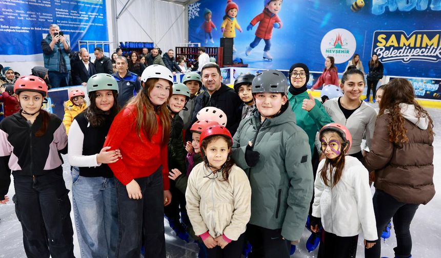 Nevşehir'de Mobil Buz Pateni Pisti Törenle Hizmete Açıldı