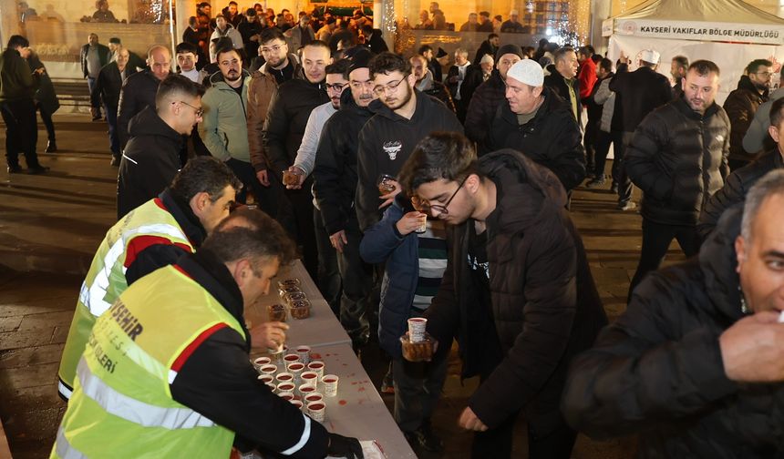 Berat Gecesi’nde Kandil Simidi ve Şerbet Dağıtıldı