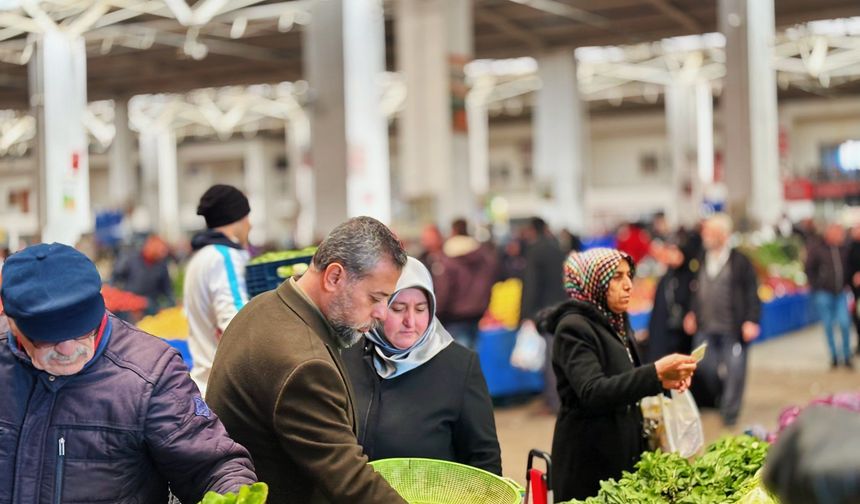 Milletvekili Süleyman Özgün Kapalı Pazar Yerinde, Pazar Alışverişi Yaptı