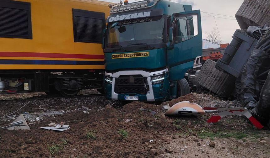 Nevşehir’de yük treni tıra çarptı: 2 makinist yaralandı