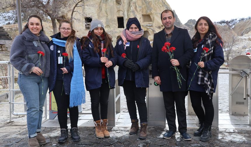 Kapadokya'da Kadın Turistlere Çiçekli 8 Mart Sürprizi
