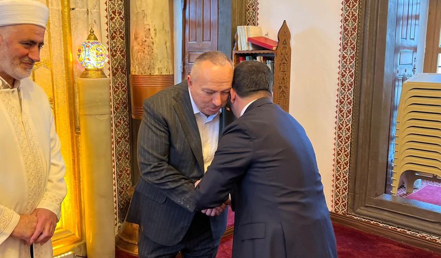 Başkan Arı, Kurşunlu Camii’nde Bayram Namazı Sonrası Vatandaşlarla Buluştu, Ailesiyle Bayramlaştı