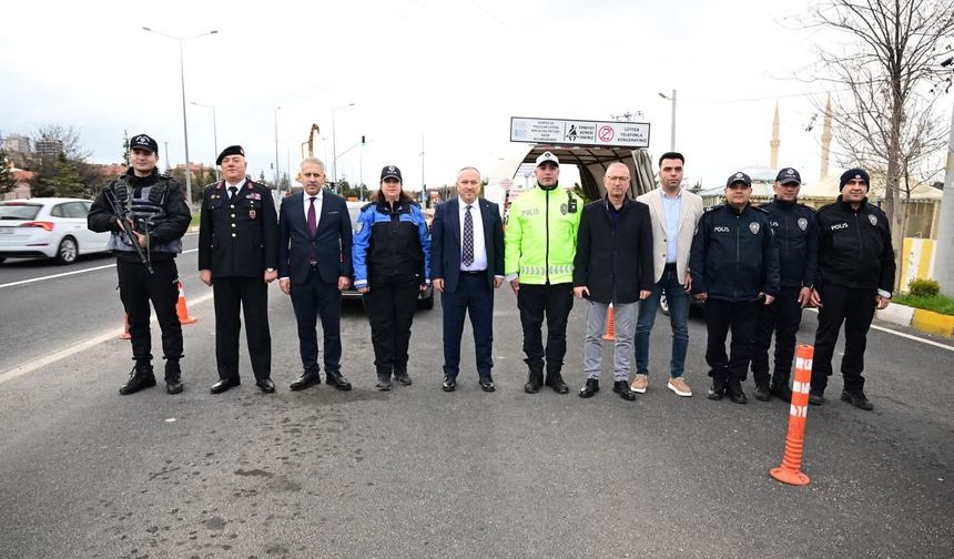 Vali Ali Fidan’dan Yol Kontrol Noktasında Emniyet ve Jandarma Personeline Bayram Ziyareti