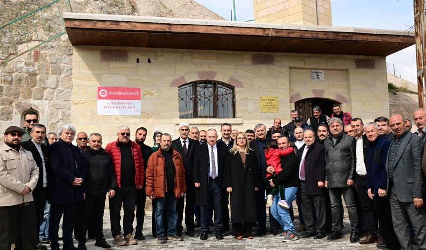 Vali Fidan, Restore Edilen Çat Küçük Kaya Camii’nde Cuma Namazı Kıldı