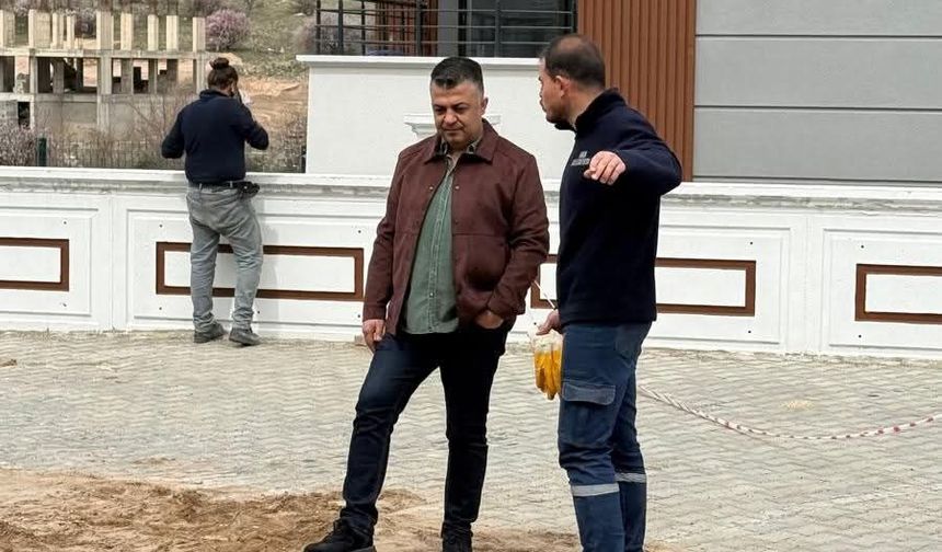 Başkan Özçelik ve Ekibinden 501. Sokak’taki Kanalizasyon Arızasına Hızlı Müdahale