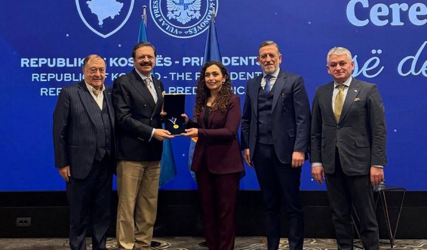 Parmaksız, Hisarcıklıoğlu’nun Kosova’daki Ödül Törenine Katıldı