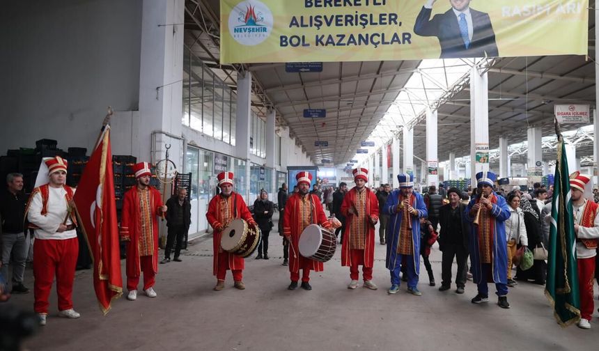 Nevşehirliler Mehter Marşlarıyla Pazar Alışverişi Yaptılar