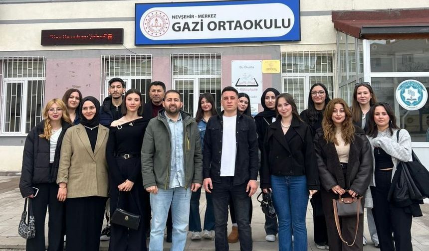 Halkla İlişkiler ve Tanıtım Programı Öğrencilerinden Gazi Ortaokulu Öğrencilerine Medya Okuryazarlığı Eğitimi