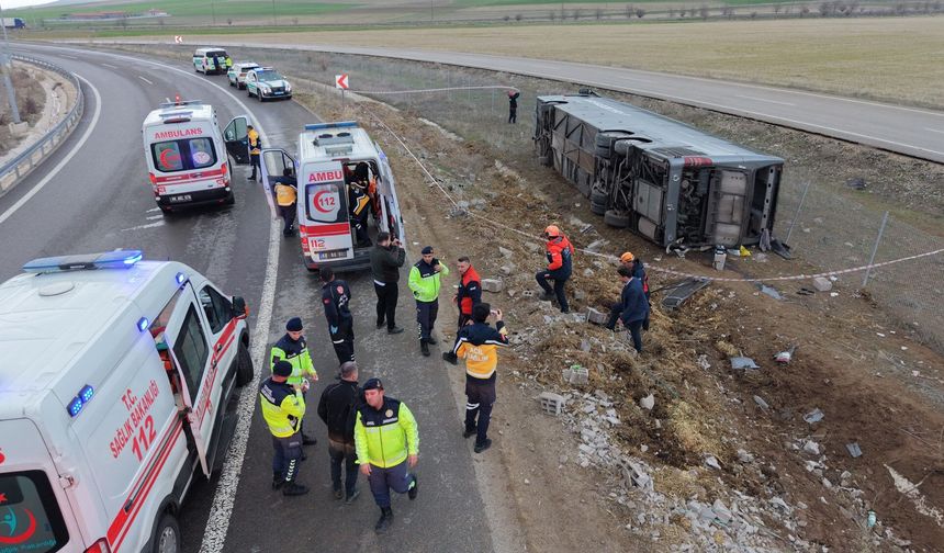 Nevşehir’den Ankara'ya Giden Otobüs Şarampole Devrildi: 23 Yaralı
