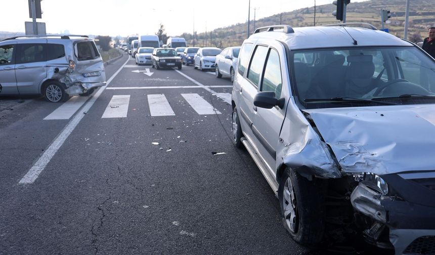 Nevşehir'de Kırmızı Işıkta Bekleyen Otomobile Çarptı: 2 Yaralı