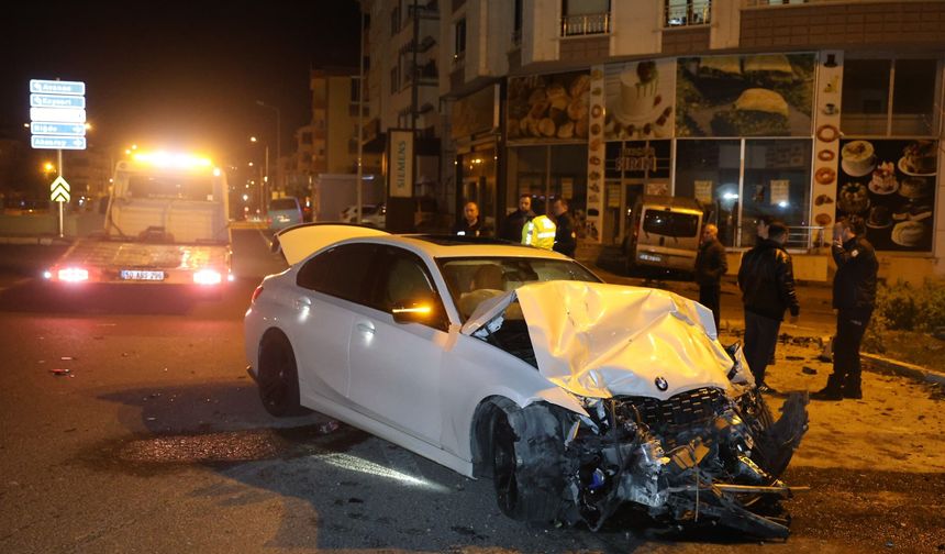 Nevşehir’de Minibüs ile Otomobil Çarpıştı: 1'i Ağır 3 Yaralı