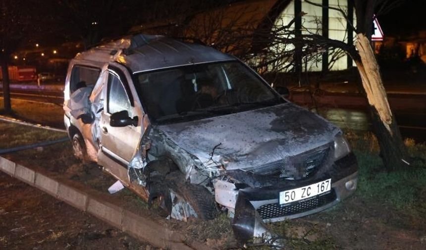 Nevşehir’de Kontrolden Çıkan Otomobil Refüje Çarptı: Sürücü Araçta Sıkıştı