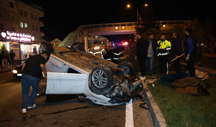 Kaza Anı Görüntüleri Köpeğe Çarpmamak İçin Manevra Yapınca Takla Attı: 2 Yaralı