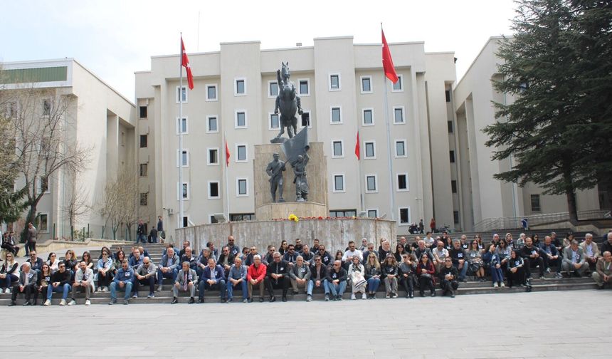 Türk Eğitim Sen; Şiddeti Protesto Etmek İçin Atatürk Anıtına Karanfil Bırakıp Oturma Eylemi Yaptı