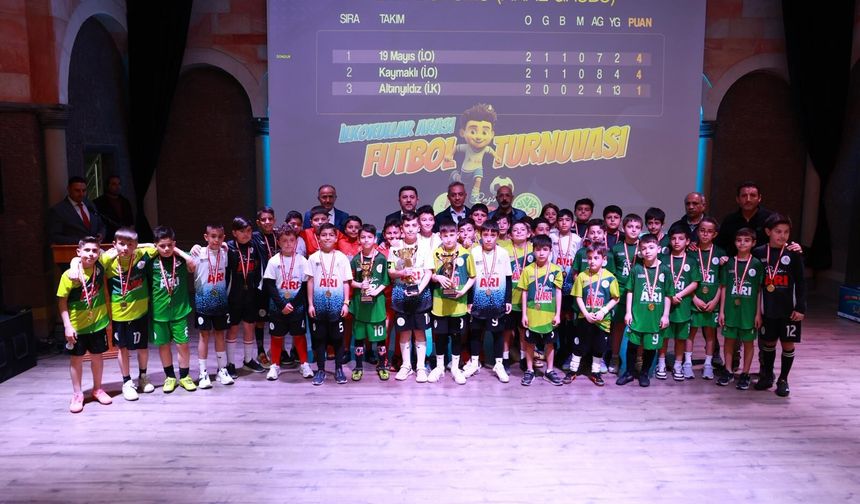 İlkokullar Arası Futbol Turnuvasında Kupa Töreni Yapıldı