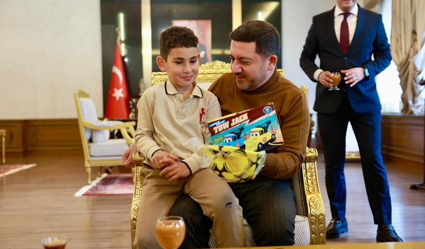 Minik Ziyaretçiden Başkan Rasim Arı’ya Anlamlı Ziyaret