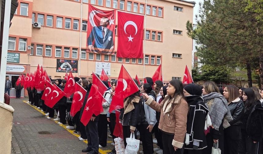 Nevşehir’de Şehit Öğretmen ve Öğrenciler İstiklal Marşı Törenlerinde Türk Bayrakları ile Anıldı