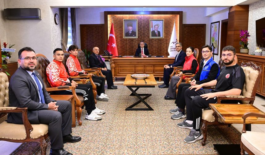 Vali Hüseyin Kök, Gençlik Haftası Dolayısıyla Sporcu Gençleri Ağırladı