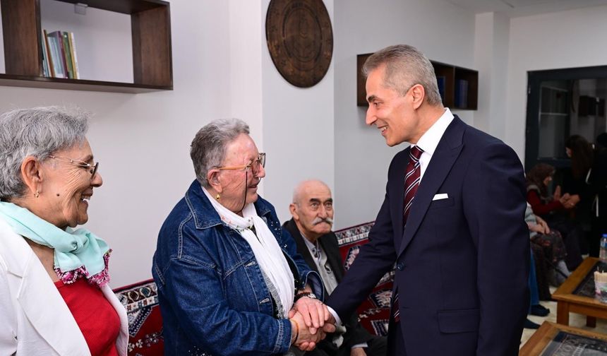 Vali Hüseyin Kök ve Eşi Sibel Kök, Huzurevi Sakinleriyle Bayramlaştı