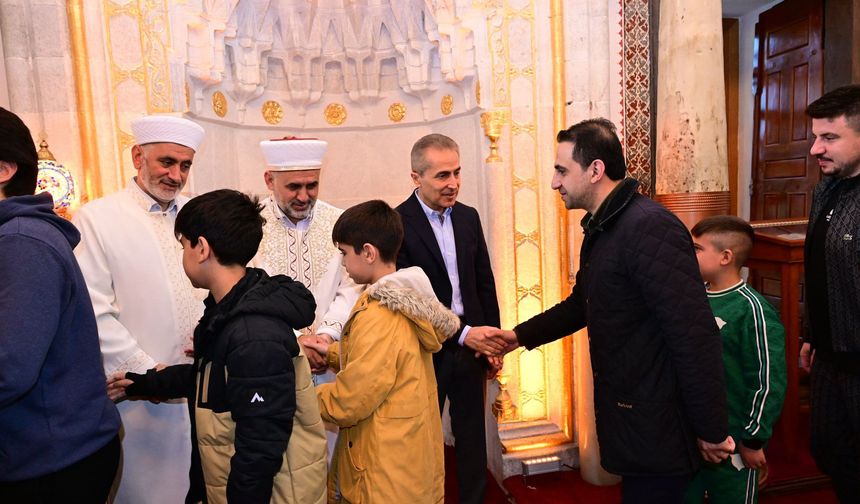 Nevşehir Valisi Hüseyin Kök, Bayram Namazını Kurşunlu Camii’nde Kıldı, Vatandaşlarla Bayramlaştı