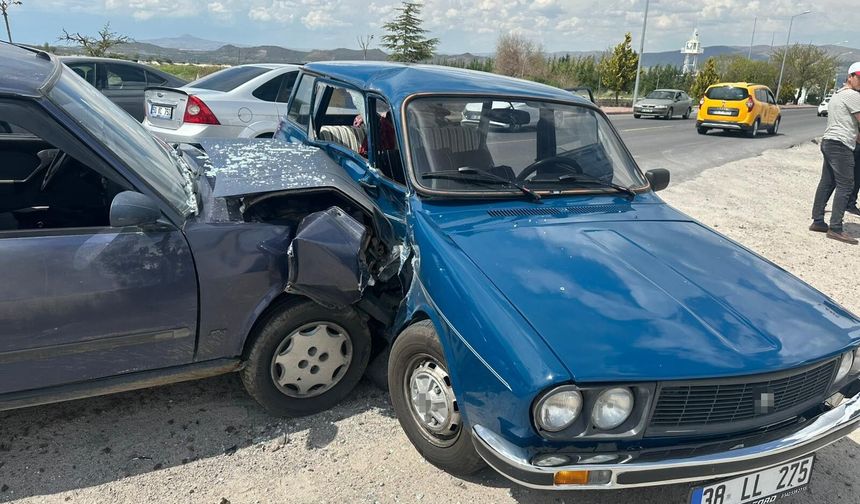 Nevşehir’de 4 Kişinin Yaralandığı Kaza Güvenlik Kameralarına Yansıdı