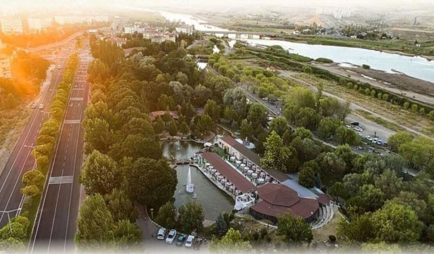 Sadabad Parkı Açık, Irmak Kenarında Yürüyüş Yasak