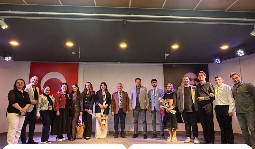 Simya Kolejinde Duygu Dolu Anlar: 3. Sınıf Öğrencilerinden Annelerine Sevgi Seli