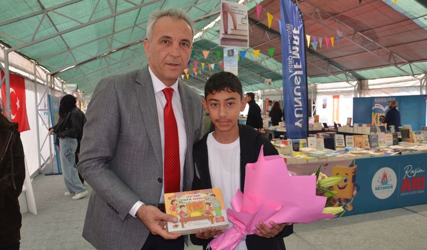 Kardelenli yazara okul müdüründen destek ziyareti
