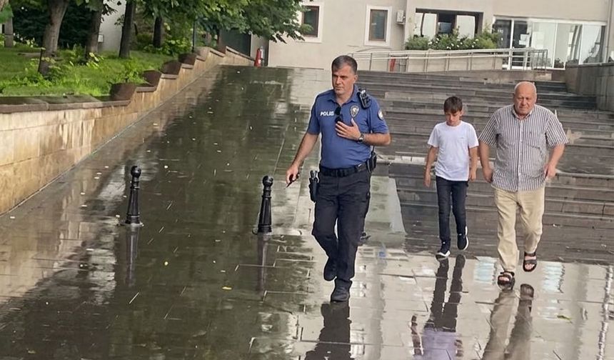 Nevşehir’de Kimliğini Kaybeden Öğrenciyi Polis Sınava Yetiştirdi