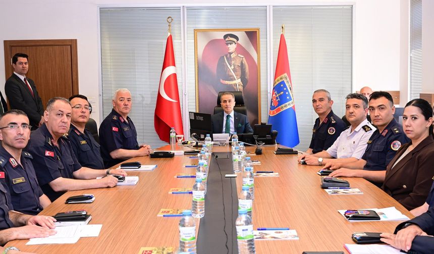 Vali Hüseyin Kök, İl Jandarma Komutanlığı’nda Güvenlik ve Asayiş Toplantısına Katıldı