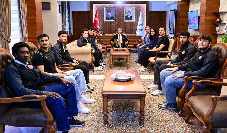 Türkiye Şampiyonu Yurtlig Basketbol Takımı Vali Hüseyin Kök’ü Ziyaret Etti