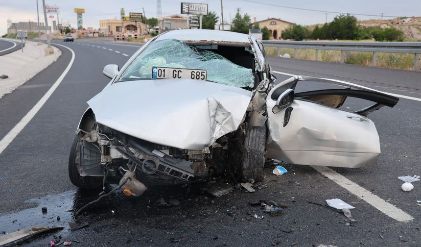 Nevşehir'de Otomobil Direğe Çarptı: 1 Çocuk Hayatını Kaybetti, 3 Yaralı