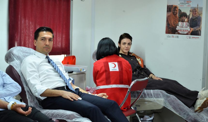 Kozaklı Kaymakamı Uğur Savaş ve Eşi Kan Bağışı Kampanyasına Katıldı