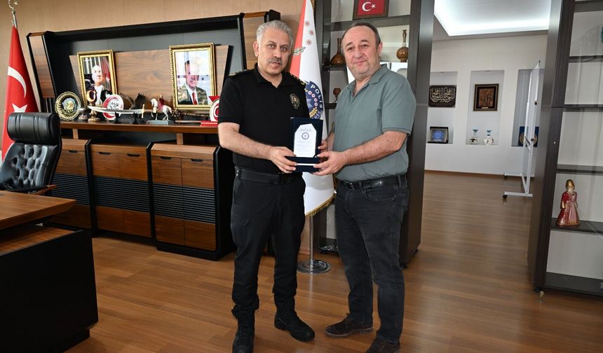 Nevşehir İl Emniyet Müdürü Serkan Karaman’dan Emekli Emniyet Müdürü Mehmet Asarcık’a Plaket