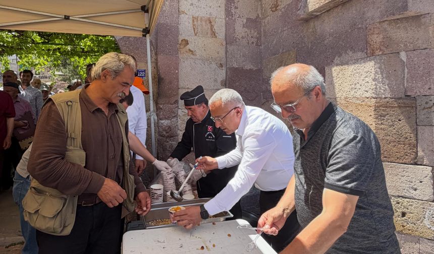 Gülşehir Belediye Başkanı Erkan Çiftci Aşure İkramında Bulundu