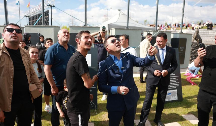 Başkan Arı, Şenlikte Uçurtma Uçurdu