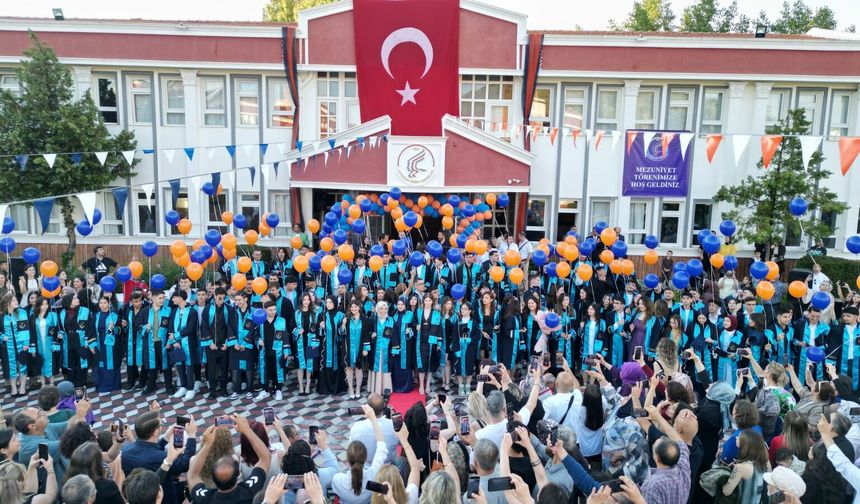 Kardelenli 12. Sınıflar Görkemli Bir Törenle Mezun Oldu