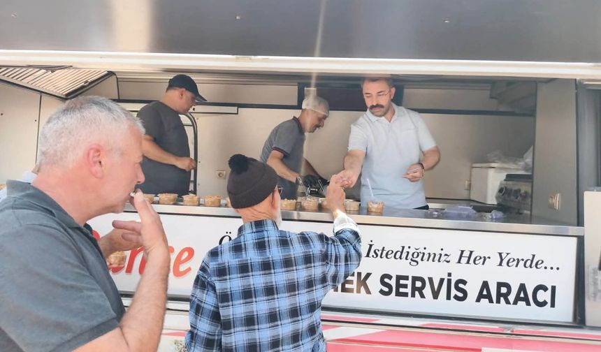 Karapınar Belediyesi'nden Aşure İkramı: 600 Kişiye Aşure Dağıtıldı