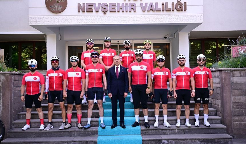 Şehit Ömer Halisdemir'in Kabrine Ulaştırılacak Türk Bayrağı Teslim Edildi