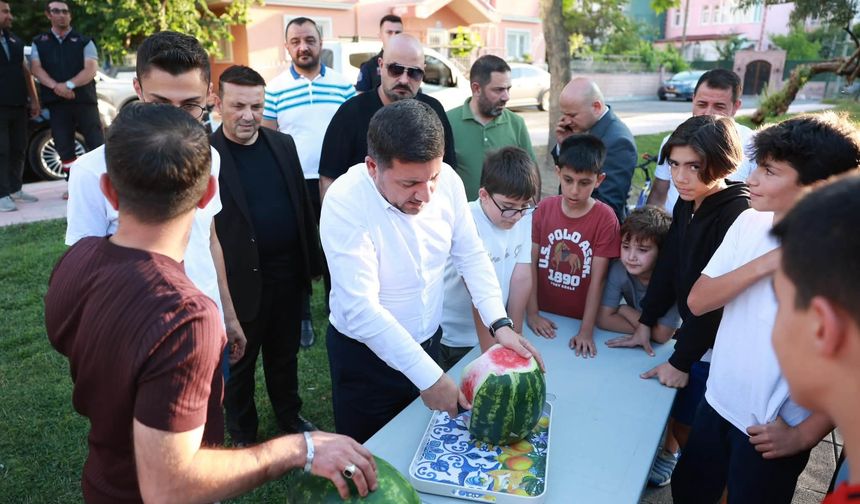 Başkan Rasim Arı, Asfalt Çalışmalarını İnceledi, Vatandaşlara Karpuz İkram Etti