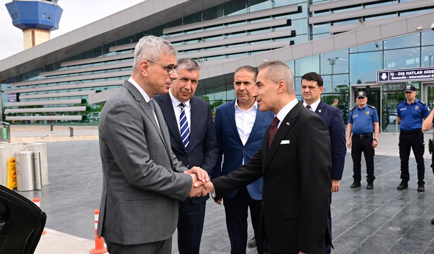 Sağlık Bakanı Kemal Memişoğlu, Kapadokya Havalimanı'nda Vali Hüseyin Kök Tarafından Karşılandı