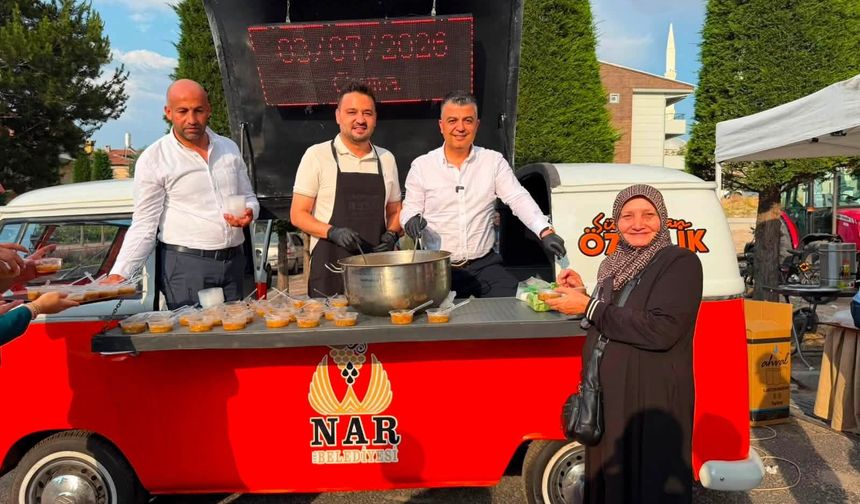 Nar'da Başkan Özçelik ile İl Başkanı Aygün Vatandaşlara Aşure İkram Etti