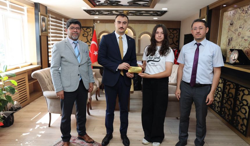 LGS Derinkuyu İlçe Birincisi Ecrin Lale Karataş'tan Kaymakam Yeğin'e Ziyaret